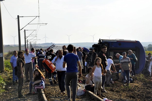 Miejsce katastrofy pociągu /MEHMET YIRUN /PAP/EPA