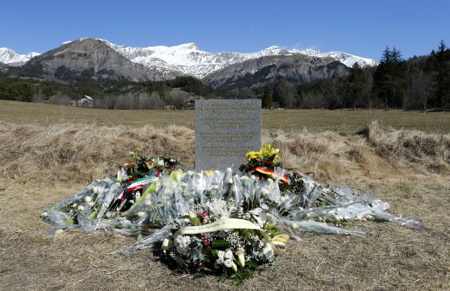 Miejsce katastrofy samolotu Germanwings /GUILLAUME HORCAJUELO  /PAP/EPA