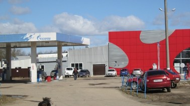 Miejsce katastrofy w Smoleńsku: Nie ma miejsca na pomnik, jest dla autosalonów