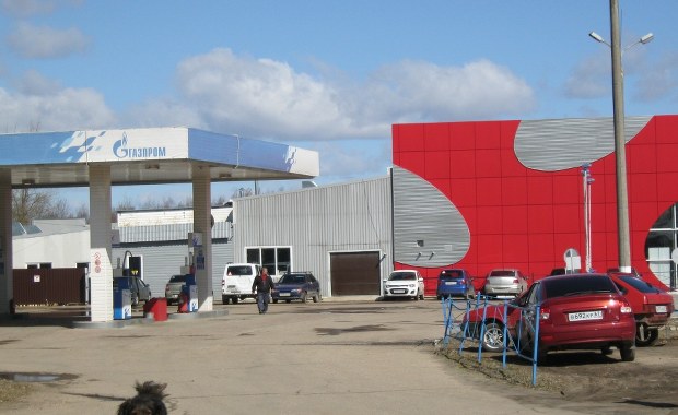 Miejsce katastrofy w Smoleńsku: Nie ma miejsca na pomnik, jest dla autosalonów