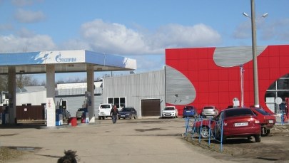 Miejsce katastrofy w Smoleńsku: Nie ma miejsca na pomnik, jest dla autosalonów