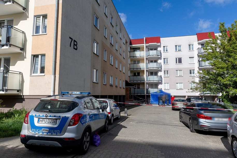 Miejsce morderstwa kobiety na Osiedlu Leśnym w Koziegłowach /Paweł Jaskółka /PAP