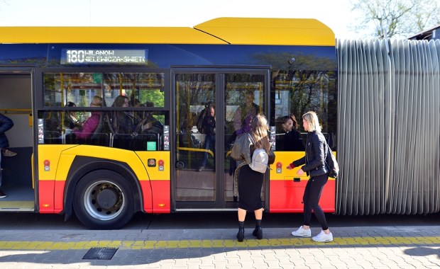 Miejsce na nosze i różne systemy bezpieczeństwa. Warszawa kupuje 120 autobusów