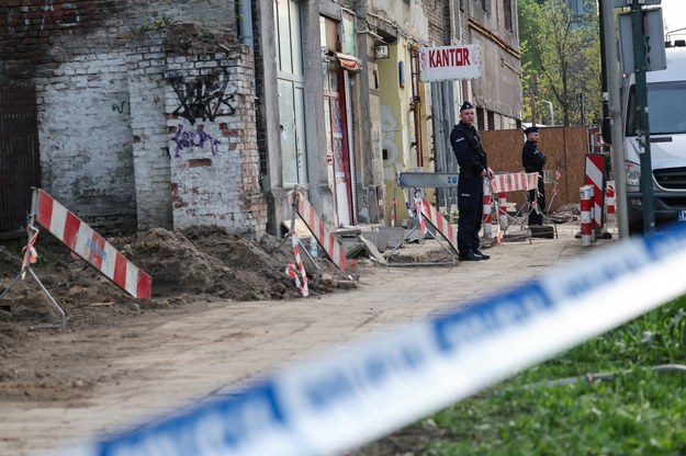 Miejsce odnalezienia trzech ciał w pustostanie przy ulicy Grzybowskiej na warszawskiej Woli /Szymon Pulcyn /PAP