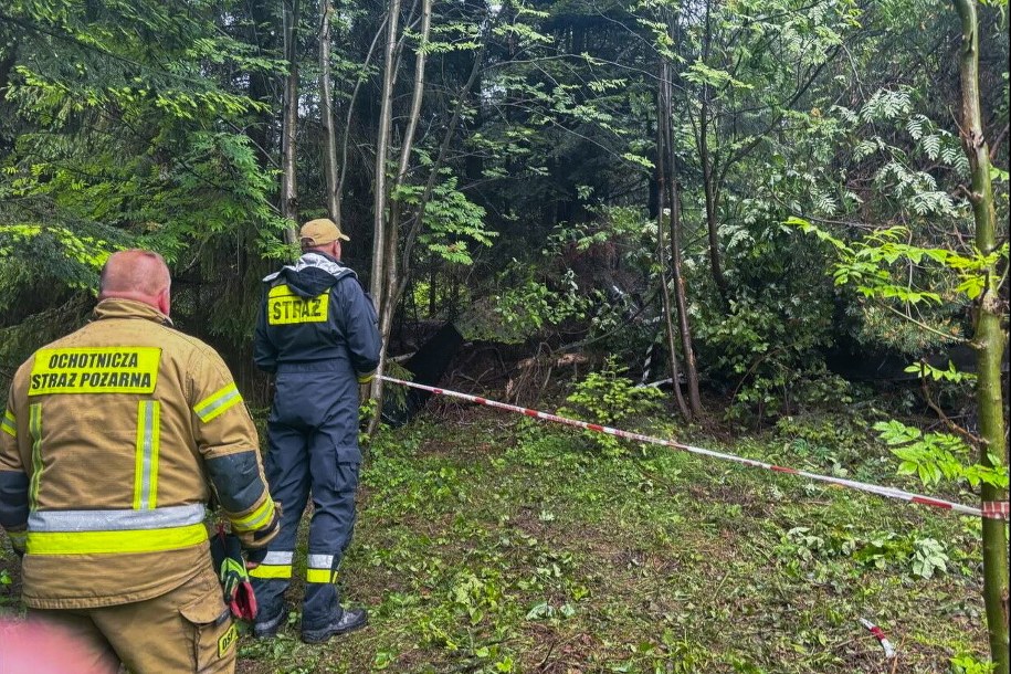 Miejsce odnalezienia wraku śmigłowca Robinson na zboczach góry Lubogoszcz w Beskidzie Wyspowym /KW PSP w Krakowie /PAP