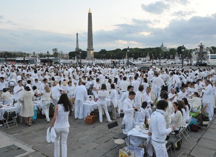Miejsce paryskich "kolacji w bieli" do ostatniej chwili jest utrzymywane w tajemnicy przed władzami. /AFP