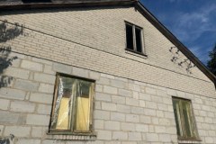 Miejsce po eksplozji drona i uszkodzone domy w Osinach