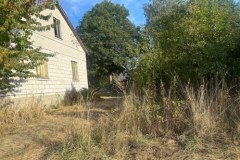 Miejsce po eksplozji drona i uszkodzone domy w Osinach