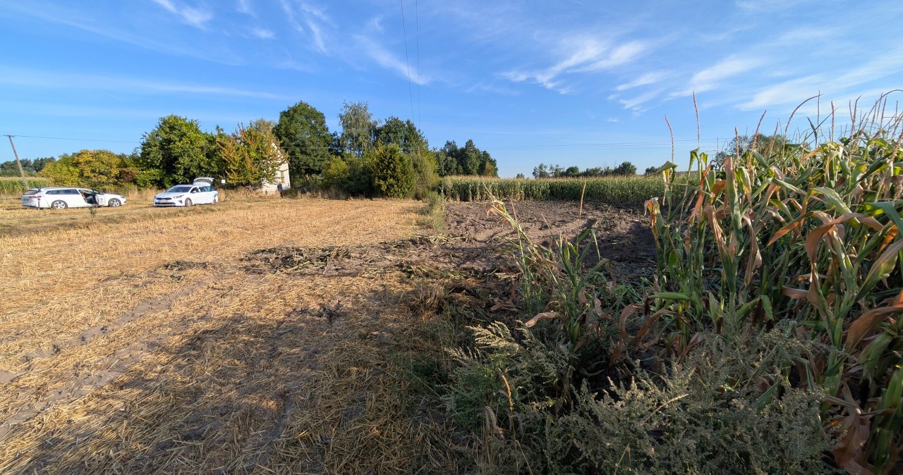 Miejsce po eksplozji drona i uszkodzone domy w Osinach