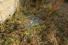 Miejsce po eksplozji drona i uszkodzone domy w Osinach