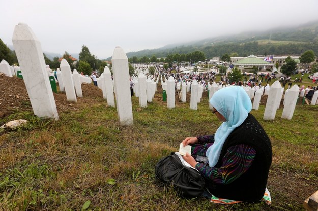 Miejsce pochówku ofiar zbrodni w Srebrenicy /VALDRIN XHEMAJ    /PAP/EPA