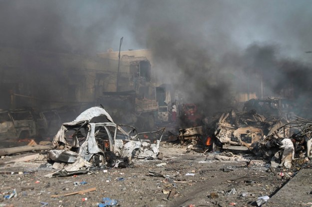 Miejsce podwójnego zamachu z użyciem samochodów-pułapek w somalijskim Mogadiszu /SAID YUSUF WARSAME /PAP/EPA