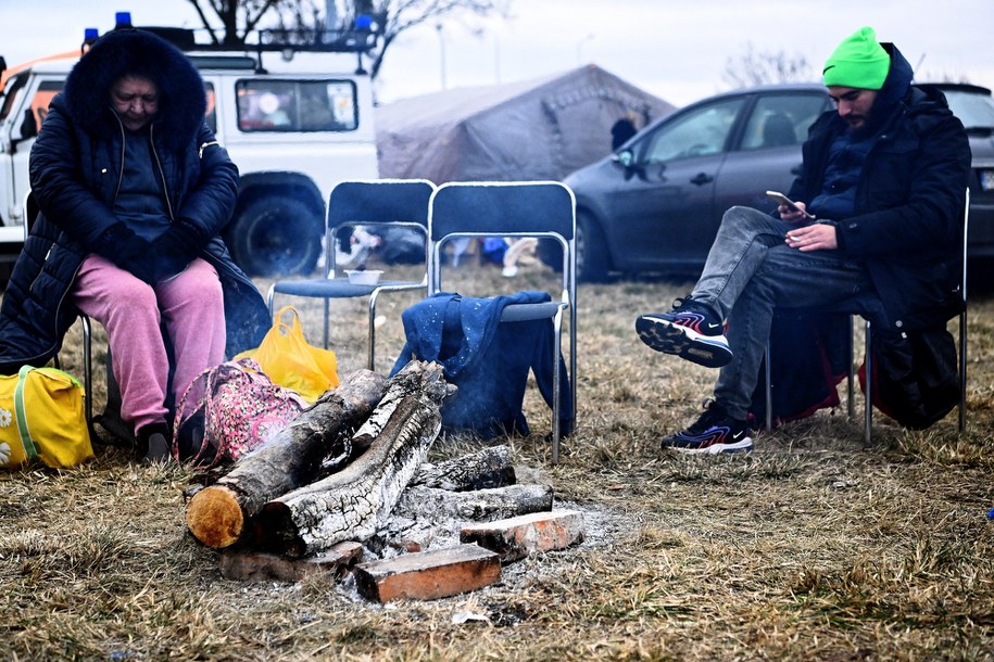 Miejsce pomocy dla uchodźców z Ukrainy na parkingu przy jednym ze sklepów w Przemyślu /Darek Delmanowicz /PAP