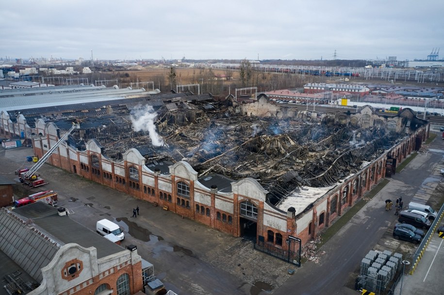 Místo ohně haly na Gdańsk Przerzyce / Adam Warżawa / PAP