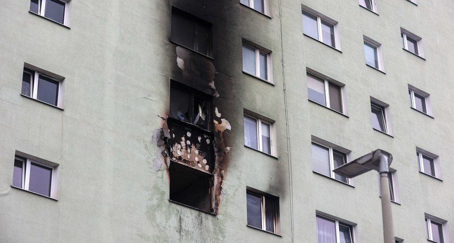 Miejsce pożaru mieszkania w wieżowcu przy ulicy Popiełuszki w Rzeszowie. /PAP/Darek Delmanowicz /PAP