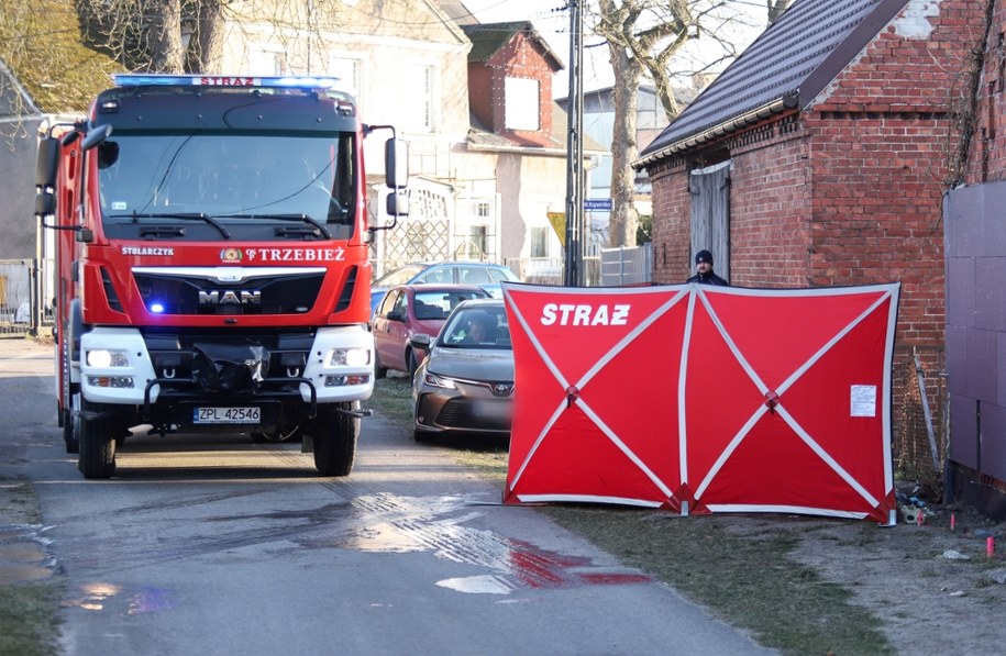 Miejsce pożaru w budynku mieszkalnym w Trzebieży /	Marcin Bielecki   /PAP