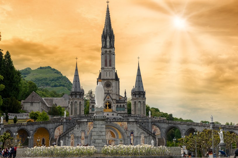 Miejsce religijnego kultu w Lourdes to dziś przepych i bogactwo