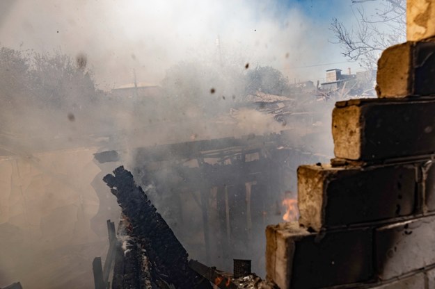 Miejsce rosyjskiego ataku na budynki mieszkalne w Charkowie /Yevhen Titov /PAP