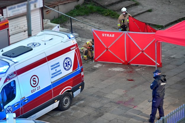Miejsce śmiertelnego ataku nożem na przechodnia w Brzezinach /Grzegorz Michałowski /PAP