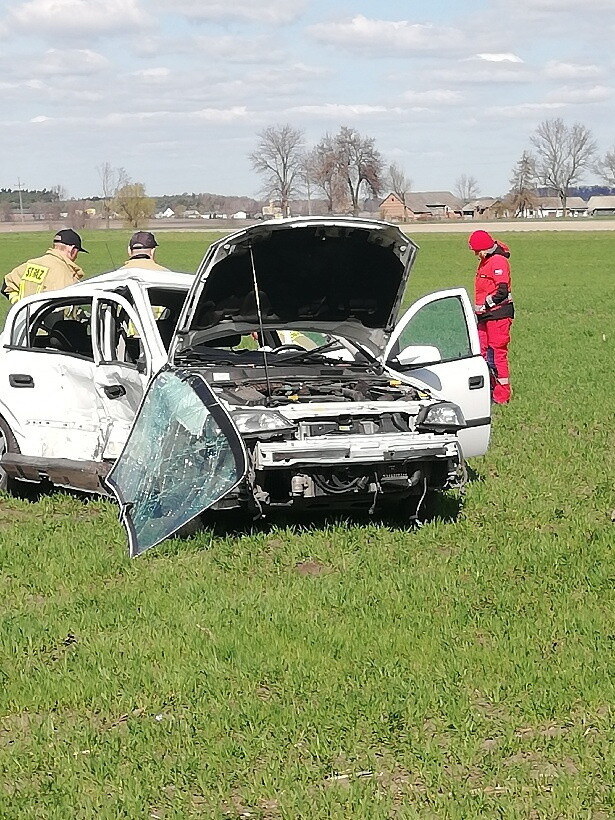 Miejsce śmiertelnego wypadku na lokalnej drodze w Karsznicach Dużych. /KP PSP w Łowiczu /PAP