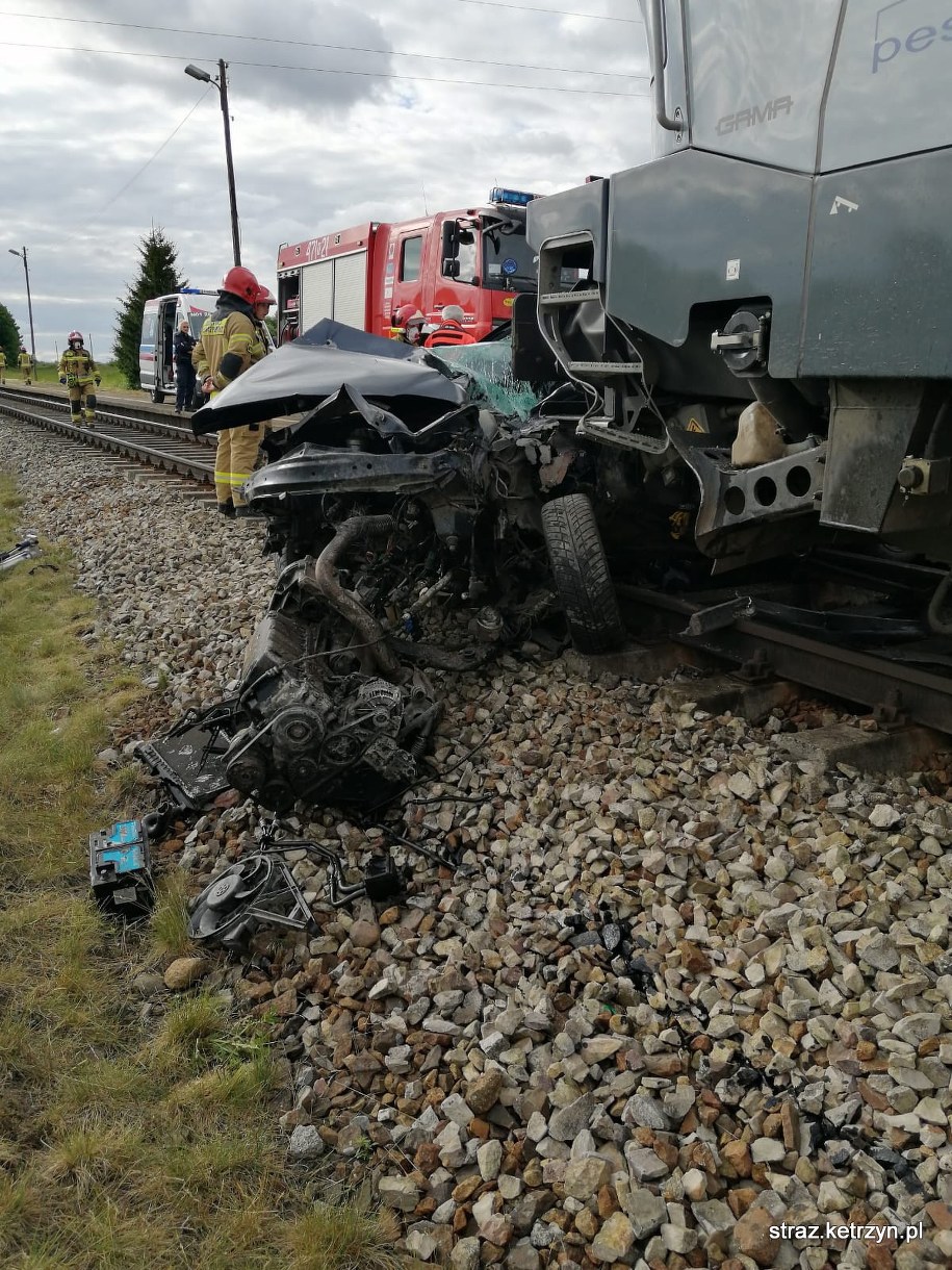 Miejsce śmiertelnego wypadku na przejeździe kolejowym w miejscowości Martiany /PAP/KP PSP Kętrzyn /PAP