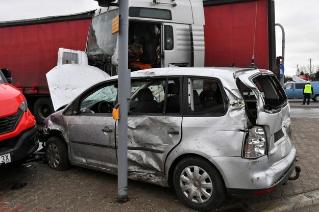 Miejsce śmiertelnego wypadku z udziałem czterech ciężarówek i samochodu osobowego na dk 91 w Rzgowie /	Grzegorz Michałowski   /PAP