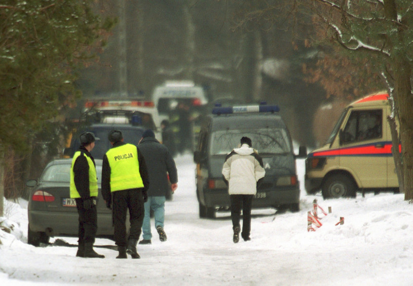 Miejsce strzelaniny pomiędzy policją a bandytami w Magdalence. Zdjęcie wykonane 6 marca 2003 roku /Wojciech Grzędziński /Reporter