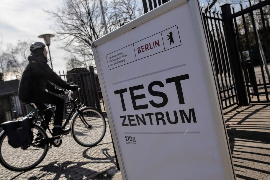 Miejsce szybkich testów na Covid-19 w Berlinie /FILIP SINGER /PAP/EPA