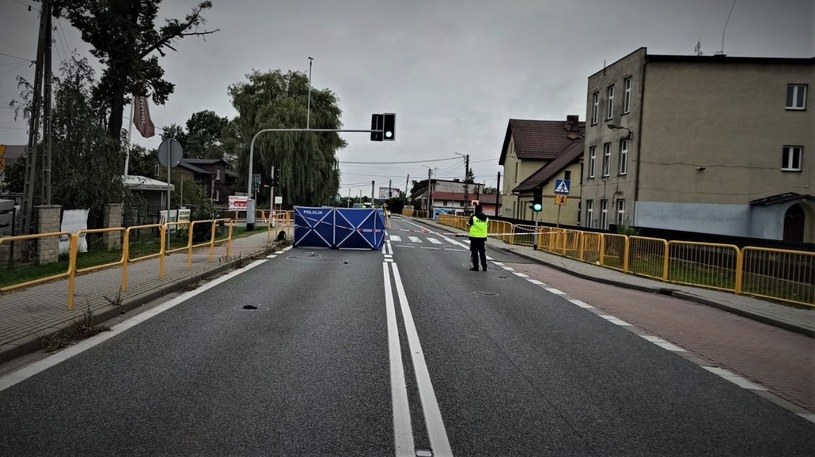 Miejsce tajemniczego wypadku. Dla kierowca Skody odjechał i nie wezwał służb? Dlaczego nie usłyszał zarzutu nieudzielenia pomocy? /Policja