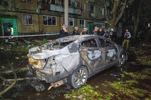 Miejsce uderzenia rosyjskiej bomby kierowanej KAB-250 w blok mieszkalny w Charkowie 3 października /Mykola Kalyeniak /PAP