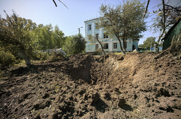Miejsce uderzenia rosyjskiej rakiety w Charkowie /SERGEY KOZLOV /PAP/EPA