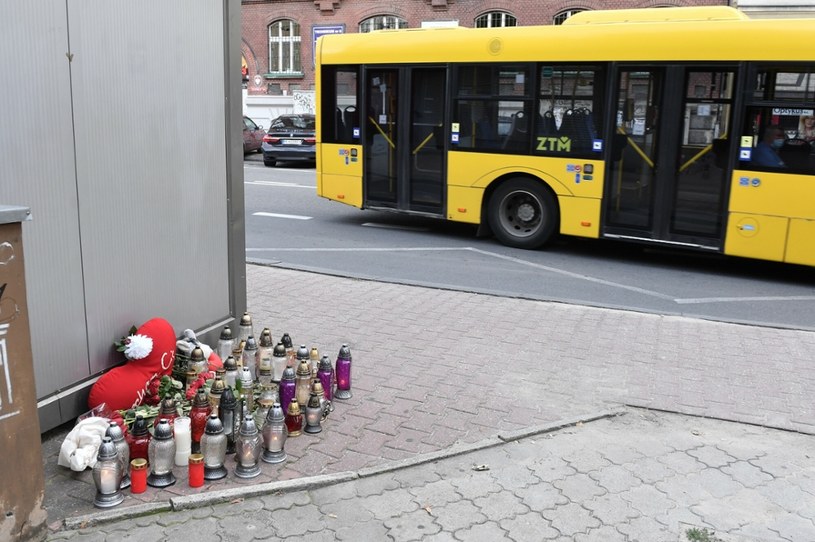 Miejsce, w którym autobus śmiertelnie potrącił kobietę w Katowicach /LUKASZ KALINOWSKI /East News