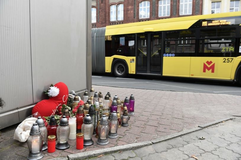 Miejsce, w którym autobus śmiertelnie potrącił kobietę. /LUKASZ KALINOWSKI /East News