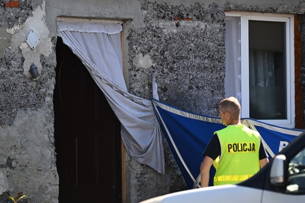Miejsce, w którym odkryto ciała trzech noworodków w piwnicy domu w Czernikach /Adam Warżawa /PAP