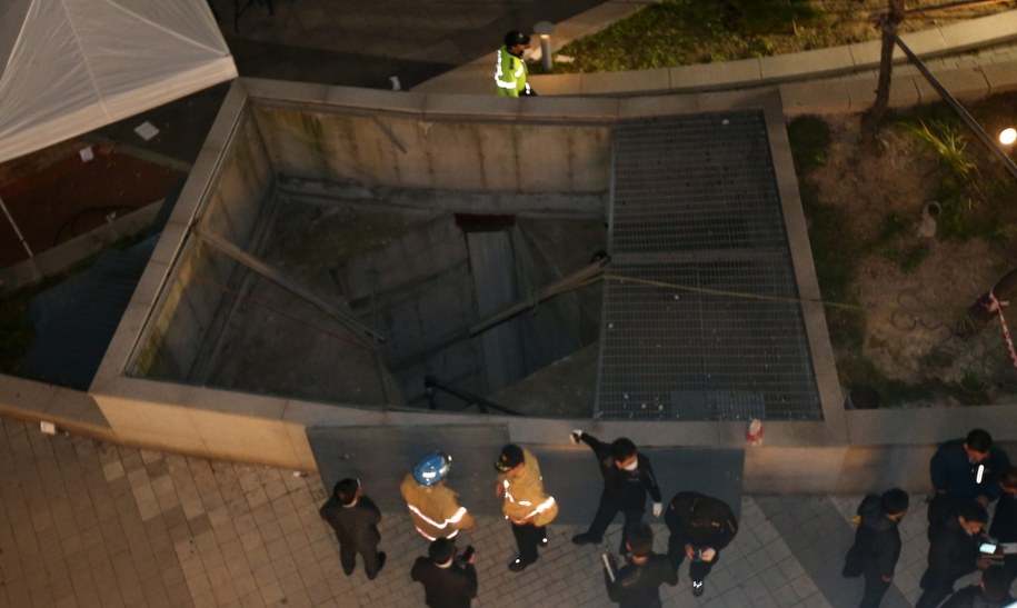 Miejsce, w którym załamała się krata szybu wentylacyjnego /YONHAPNEWS /PAP/EPA