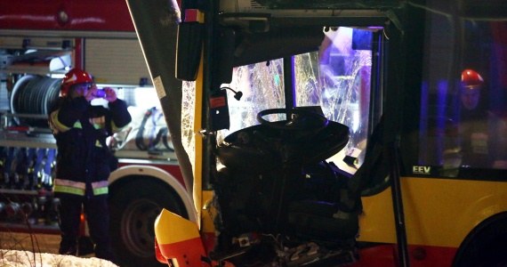 Miejsce wypadku autobusu miejskiego, niedaleko skrzyżowania al. Jana Pawła II i ul. Grzybowskiej w Warszawie /Tomasz Gzell /PAP