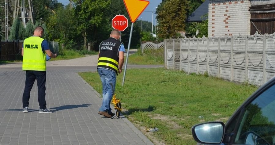 Miejsce wypadku. Biegły uznał, że ofiara spadła z płotu na trawnik i doznała śmiertelnych obrażeń /Informacja prasowa