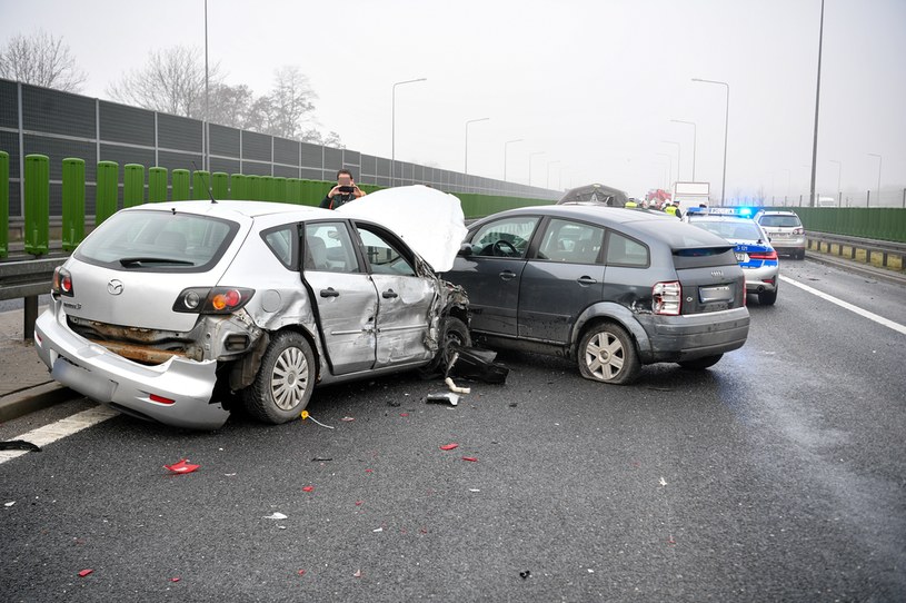 Miejsce wypadku do którego doszło w godzinach porannych na drodze S74 w miejscowości Cedzyna koło Kielc /Piotr Polak /PAP
