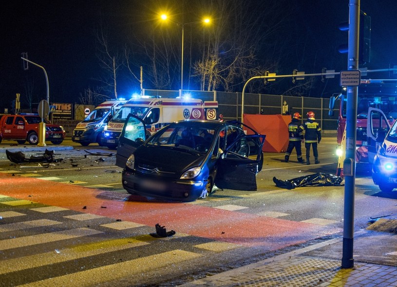Miejsce wypadku, do którego doszło w nocy z 25 na 26 grudnia na skrzyżowaniu ul. Pryncypalnej z al. Bartoszewskiego w Łodzi. W zderzeniu dwóch aut zginęły trzy osoby, a siedem zostało rannych /Grzegorz Michałowski /PAP