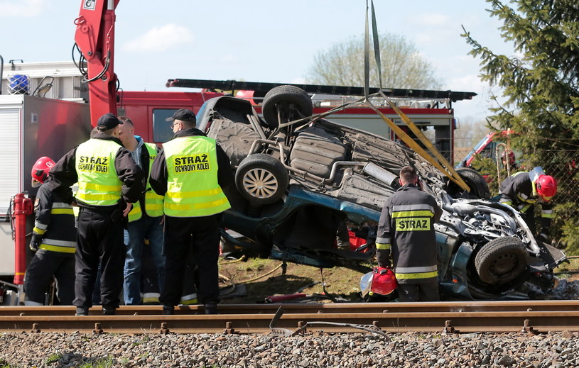 Miejsce wypadku na niestrzeżonym przejeździe kolejowym w Warzymicach /Marcin Bielecki /PAP