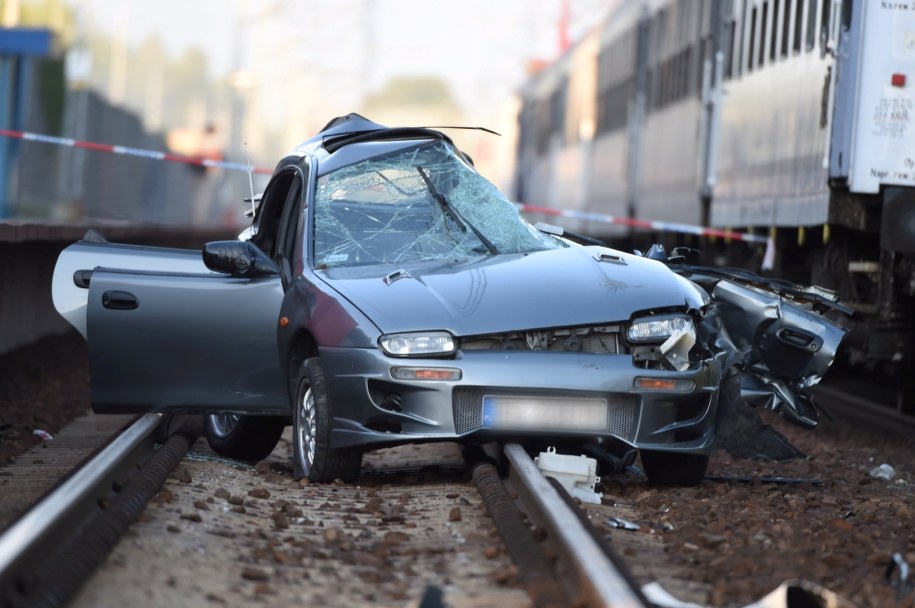 Miejsce wypadku na strzeżonym przejeździe kolejowym w Żakowicach /Grzegorz Michałowski /PAP