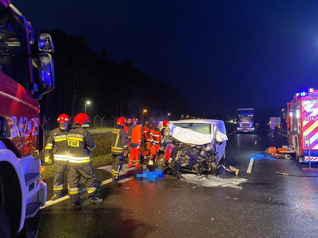 Miejsce wypadku na trasie S10 pomiędzy węzłami Toruń Południe i Toruń Zachód /KM PSP Toruń /PAP