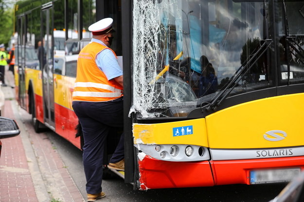 Miejsce wypadku na ul. Klaudyny na warszawskich Bielanach, gdzie autobus miejski zderzył się z czterema autami osobowymi /Rafał Guz /PAP