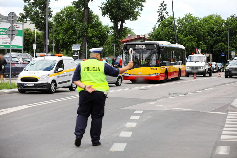 Miejsce wypadku na ulicy Klaudyny na warszawskich Bielanach, gdzie autobus miejski zderzył się z czterema samochodami osobowymi /Rafał Guz /PAP