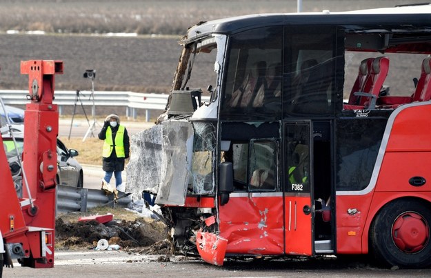 Miejsce wypadku ukraińskiego autokaru, do którego doszło w nocy z 5 na 6 bm. na autostradzie A4 w pobliżu MOP Kaszyce k. Jarosławia (Podkarpackie) /Darek Delmanowicz /PAP