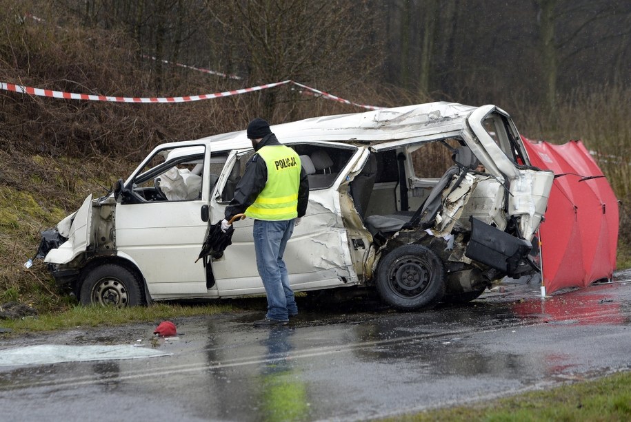Miejsce wypadku w miejscowości Werynia na Podkarpaciu. Tyle zostało z busa, którym jechali młodzi piłkarze /Darek Delmanowicz /PAP