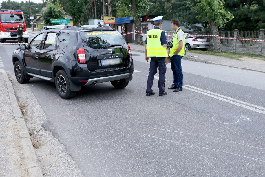 Miejsce wypadku w Zawadach, 12 bm. W grupę pielgrzymów zmierzających pieszo na Jasną Górę wjechał samochód osobowy /Waldemar Deska /PAP
