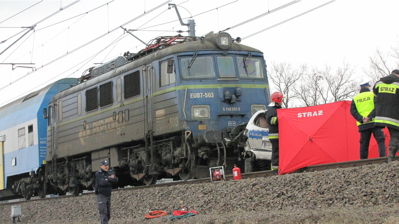 Wrocław Pociąg uderzył w radiowóz. Nie żyje policjant