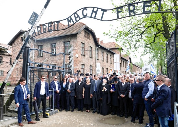 Miejsce, z którego wyruszył Marsz Żywych - brama główna „Arbeit macht frei” - jest jednym z najbardziej rozpoznawalnych symboli Auschwitz /Andrzej  Grygiel /PAP