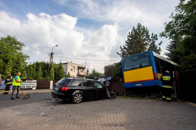 Miejsce zdarzenia drogowego z udziałem autobusu komunikacji miejskiej /Szymon Łabiński /PAP